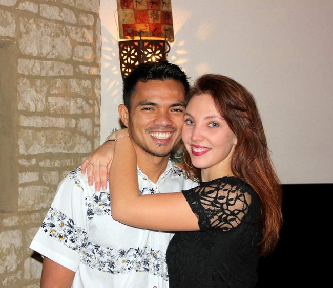 Selama dua tahun, Danil tak pantang menyerah dan terus mengirimkan pesan dan menanyakan kabar Clem lewat Instagram. Hingga akhirnya Clem yang sesi wisatanya di Sumatera Barat berlanjut jadi menetap, bertemu langsung dengan Danil. “Pada 2017, saya ketemu Danil di sebuah toko sayur di tepi pantai Bungus, Teluk Kabung. Saya melihat dia dan saya langsung jatuh cinta, Danil pun begitu. Sejak hari itu, kita selalu bersama dan tidak pernah berpisah,” jelasnya tersipu malu. Foto: Dok. pribadi Clementin Vincent.