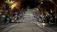 Melbourne pernah menjadi kota paling nyaman untuk ditinggali di dunia selama beberapa tahun. Namun setelah pembatasan aktivitas yang kembali diberlakukan, kota ini terlihat nyaris tanpa kehidupan di malam hari.