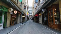 Aturan pembatasan tahap keempat juga melarang warga di kawasan metropolitan Melbourne untuk berpergian lebih dari lima kilometer dari rumah mereka.