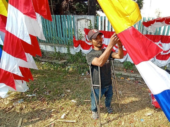 Devi, pria difabel penjual bendera dan umbul-umbul di Kudus, Jumat (7/8/2020).