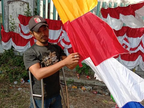 Devi, pria difabel penjual bendera dan umbul-umbul di Kudus, Jumat (7/8/2020).