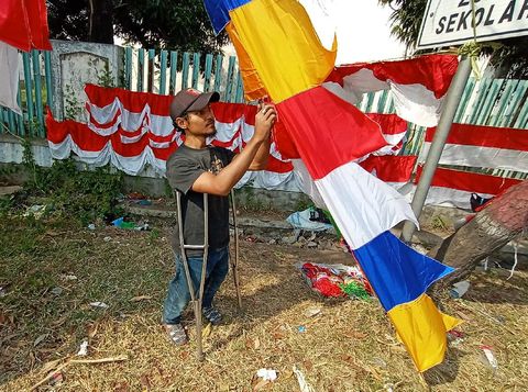 Devi, pria difabel penjual bendera dan umbul-umbul di Kudus, Jumat (7/8/2020).