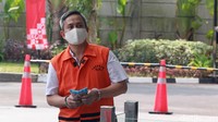 Selain itu, Kepala Bagian Keuangan dan Risiko Divisi II PT Waskita Karya (Persero) Tbk periode 2010-2014 Yuly Ariandi Siregar juga hadir jalani pemeriksaan.