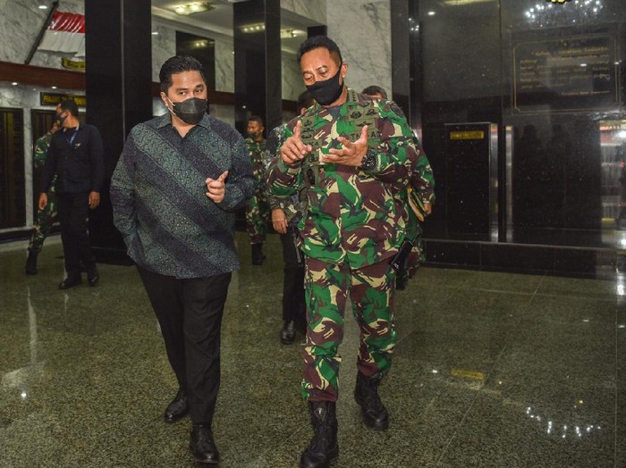 Ketua Pelaksana Komite Penanganan COVID-19 dan PEN Erick Thohir bertemu KSAD Jenderal Andika Perkasa.
