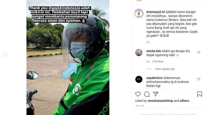 Gojek menambahkan faceshield di visor helm.