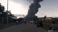 Kepulan asap hitam terus membumbung tinggi.