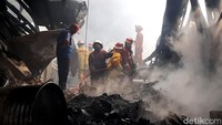 Sejumlah petugas damkar berjibaku memadamkan api yang melahap salah satu pabrik yang memproduksi plastik 