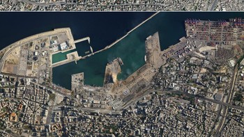 Satelit SkySat yang dioperasikan oleh perusahaan Planet Labs menangkap foto yang menampilkan detail lokasi di Pelabuhan Beirut sebelum dan sesudah ledakan Foto: twitter.com/planetlabs