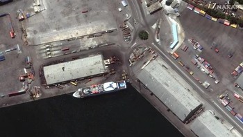 Maxar turut mengunggah beberapa foto berdefinisi tinggi lainnya yang memperlihatkan detail kerusakan yang terjadi di area pelabuhan dan sekitarnya, termasuk kapal pesiar Orient Queen yang kini terbalik di pinggir pelabuhan. Foto: Maxar.com