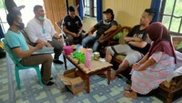 Gilang ditangkap tim gabungan Polres Kapuas dan Polrestabes Surabaya di rumah tantenya di Jalan Cilik Riwut, Selat Dalam, Selat, Kapuas. Setelah itu Gilang dibungkus ke Surabaya untuk diperiksa (Foto: Istimewa)
