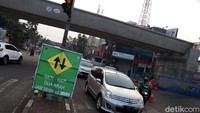 Saat pemasangan, Jalan Ahmad Yani atau yang ada di bawah girder tersebut ditutup. Namun kini sudah dapat dilintasi.