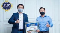 Head of Marketing Division PT Gajah Tunggal Tbk, Leonard Gozali menerima langsung penghargaan acara yang diprakasai oleh TOP Brand di awal pekan ini di Studio Dharmawangsa, Jakarta. Top Brand Award diberikan kepada merek yang meraih setidaknya 10% dari Top Brand Index dan berada pada 3 posisi teratas pada masing-masing kategori. Foto: dok. GT Radial