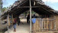 Seorang anak melihat-lihat buku yang ada di rak Kebun Baca milik Pendeta Ratna Radiena Blegur di Desa Bolok, Kabupaten Kupang, NTT, Jumat (7/8/2020).
