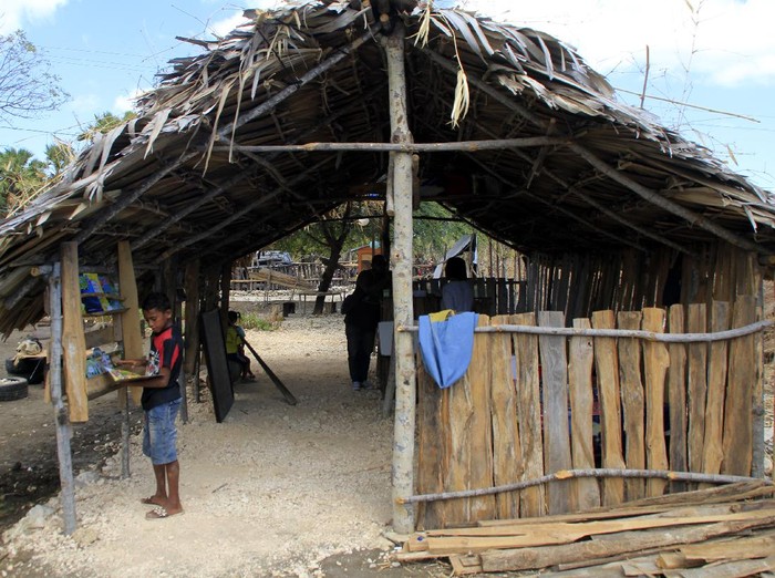 Gubuk Sederhana Ini Jadi Jendela Dunia Bagi Anak-anak di NTT Kebun baca di NTT kerap didatangi anak-anak. Di sana mereka dapat baca beragam buku guna isi waktu saat masih diterapkan belajar di rumah imbas pandemi COVID-19.