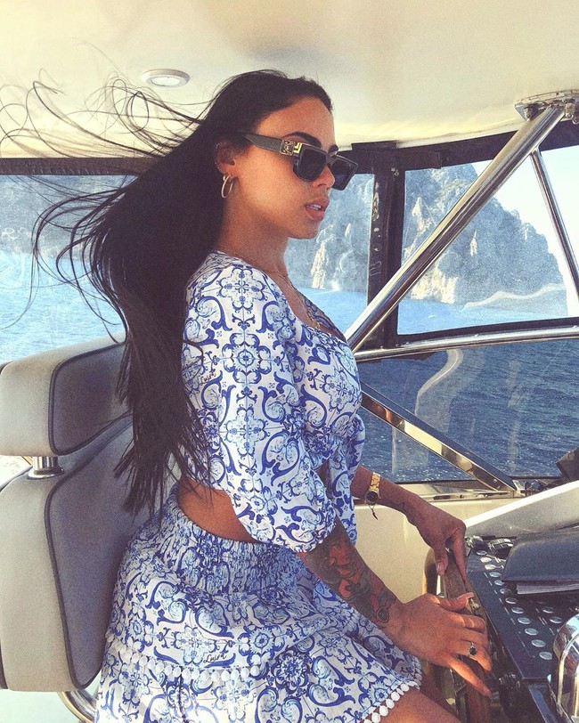 Namun yang menjadi perhatian adalah syarat yang dituliskannya di bagian profile Tinder miliknya. Santos menulis bahwa teman kencan tindernya itu harus memiliki hasil tes COVID-19 yang menyatakan negatif.  Foto: Instagram @officialiasminsantos