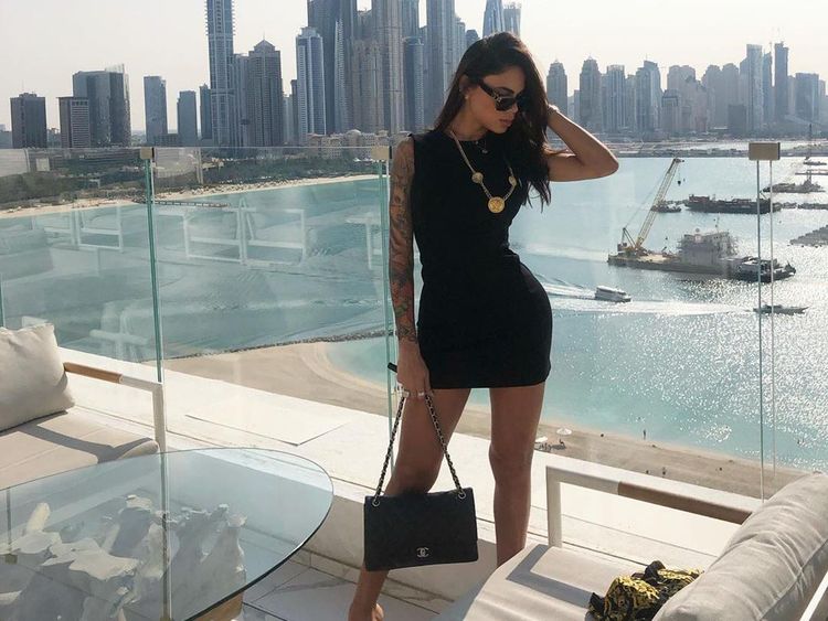 Model Seksi Viral karena Cari Pacar di Tinder dengan Syarat Harus Tes Corona