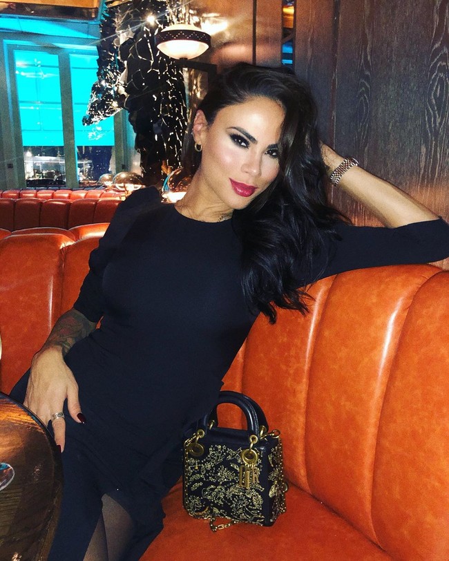 Saya sudah mengubah payudara saya sebanyak tiga kali. Jika ada sesuatu dalam diri saya yang mengganggu saya dan saya bisa mengubahnya, maka saya akan mengubahnya, jelas Santos. Foto: Instagram @officialiasminsantos