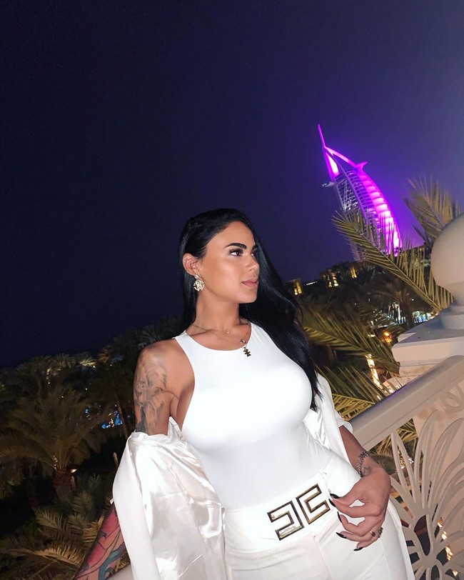 Meski begitu ada syaratnya. Bagi yang ingin bertemu dengannya harus melakukan tes swab terlebih dahulu.  Foto: Instagram @officialiasminsantos