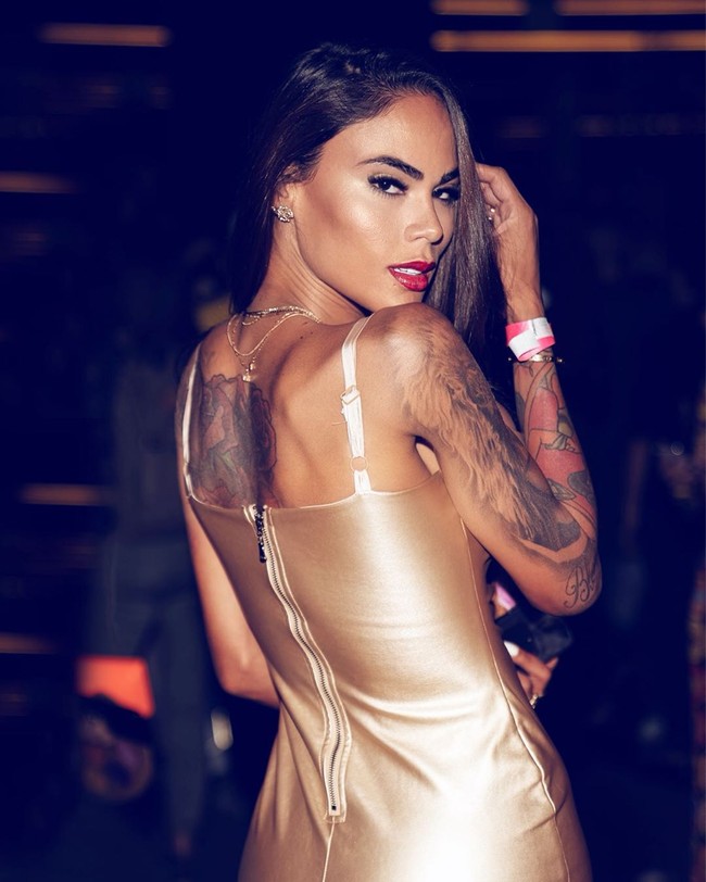 Diakui Santos bahwa keputusannya untuk terus mengubah penampilan itu menimbulkan banyak perdebatan dan kritik dari banyak orang. Walaupun demikian, Santos mengaku bahwa dia tidak peduli akan hal itu. Foto: Instagram @officialiasminsantos