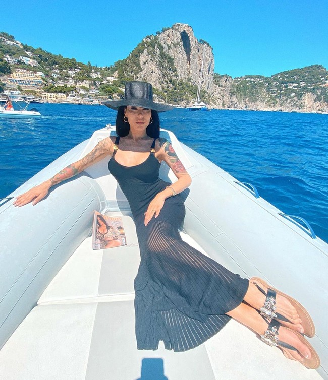 Model seksi berusia 27 tahun yang bernama Iasmin Santos mengungkapkan cara barunya untuk berkencan di tengah pandemi Corona. Karena tidak bisa bertemu secara langsung dengan bebas, dia kini menggunakan aplikasi kencan online Tinder untuk menemukan pasangan. Foto: Instagram @officialiasminsantos