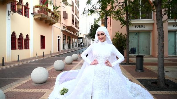 Israa Seblani Israa Seblani, pengantin yang terhempas gelombang ledakan Lebanon saat pemotretan weddng.