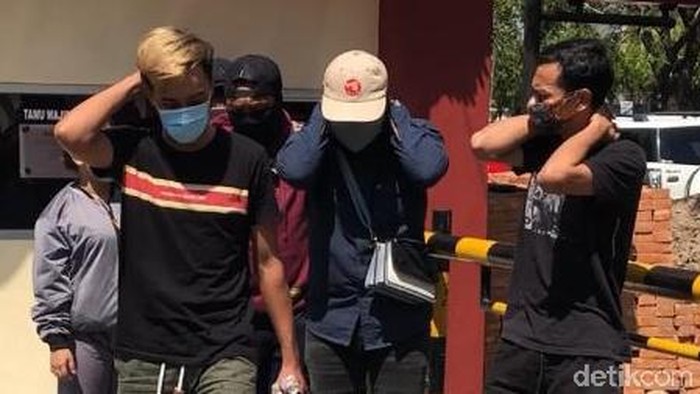 Iyawan alias Baim (25), Ibnu alias Ibe (27), dan Takdir alias Beta (23) ditangkap polisi usai menyerang resepsionis dan merusak hotel di Makassar (Hermawan-detikcom).