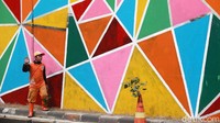 Pengecatan dengan warna-warni cat bergaya polygonal terlihat menonjol.