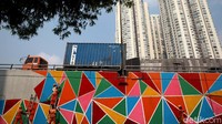 Para Petugas Penanganan Prasarana dan Sarana Umum (PPSU) mengecat dinding flyover Tomang, di Jalan S Parman, Jakarta Barat, Jumat (7/8/2020).