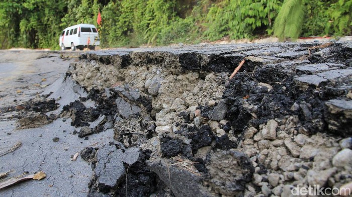 Pengendara melintas di jalan lintas tengah penghubung Kabupaten Aceh Barat-Kabupaten Pidie yang amblas di Desa Lancong, Kecamatan Sungai Mas, Aceh Barat, Aceh, Jumat (7/8/2020). Jalan lintas tengah penghubung antar kabupaten tersebut terancam putus akibat sisi tebing gunung amblas karena pengaruh tingginya intesitas hujan sehingga dapat mengancam keselamatan pengguna jalan terutama pada malam hari. ANTARA FOTO/Syifa Yulinnas/wsj.