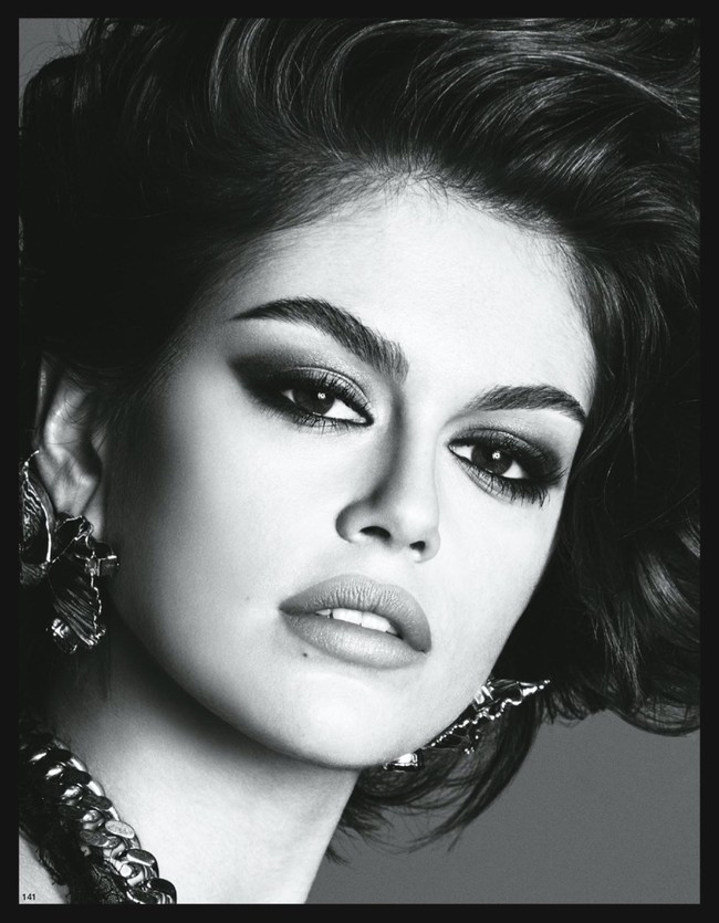 Di sebuah foto close-up, Kaia tampil memukau dengan riasan mata smokey yang dramatis. Semakin jelas pula kemiripan wajah Kaia dengan ibunya. Kaia ternyata juga memiliki tahi lalat di sekitaran bibir seperti Cindy. (Foto: dok. Vogue Japan)