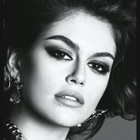 Di sebuah foto close-up, Kaia tampil memukau dengan riasan mata smokey yang dramatis. Semakin jelas pula kemiripan wajah Kaia dengan ibunya. Kaia ternyata juga memiliki tahi lalat di sekitaran bibir seperti Cindy. (Foto: dok. Vogue Japan)