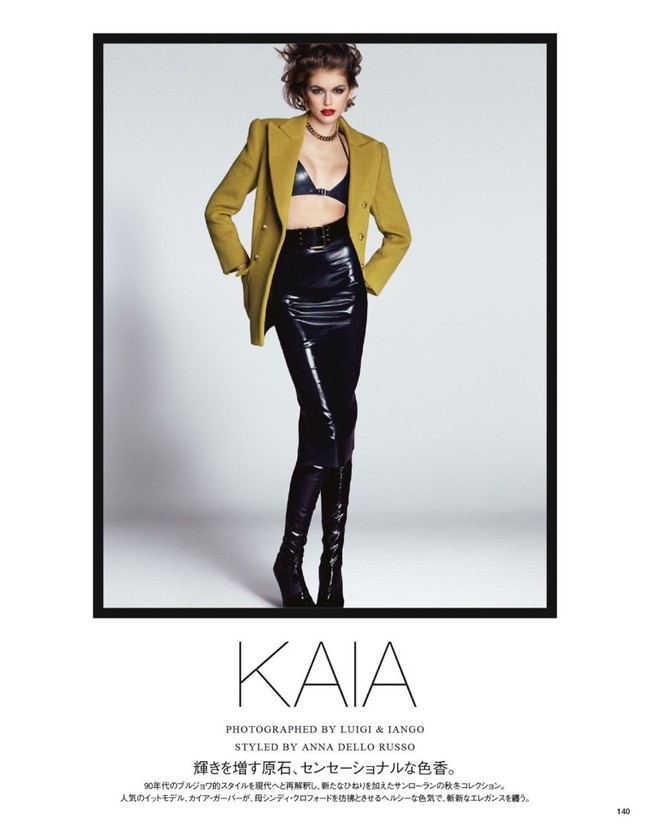 Tampak di sebuah foto, Kaia menebar aura seduktifnya dalam balutan busana bergaya BDSM yang terbuat dari latex. (Foto: dok. Vogue Japan)