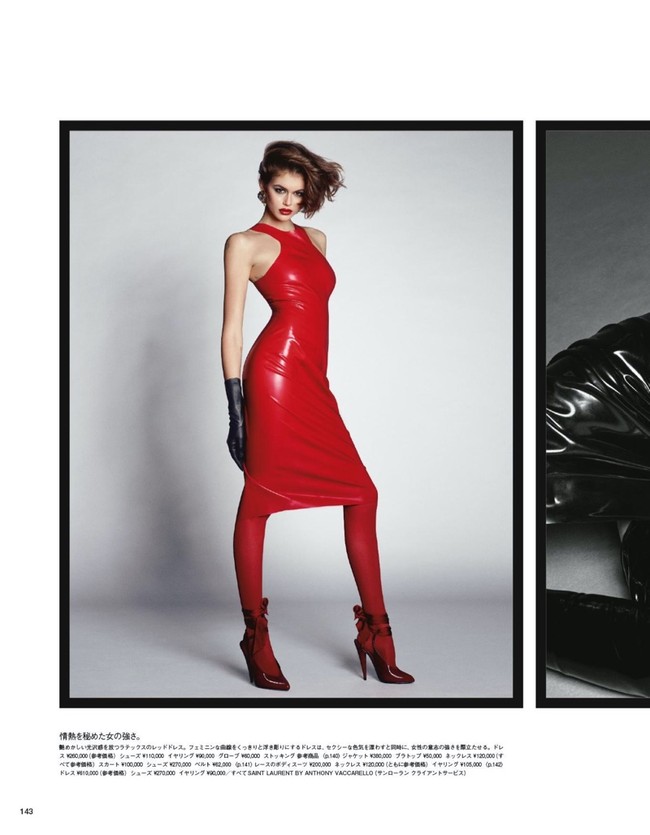 Giliran gaun merah yang membungkus perawakan Kaia, seolah membuat keseksiannya pun kian membara. (Foto: dok. Vogue Japan)