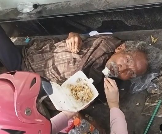 Kakek Terlantar di Surabaya