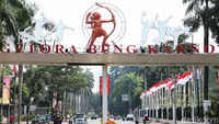 Jelang HUT RI, kawasan Gelora Bung Karno (GBK) Senayan, Jakarta, Jumat (07/08/2020), bersolek nuansa merah putih.