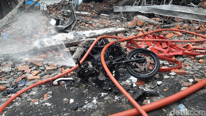 Kebekaran pabrik di Bogor hanguskan motor dan lukai karyawan
