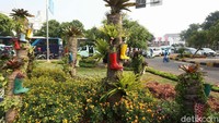 Taman ini dilengkapi dengan pot bunga yang terbuat dari sepatu boot.
