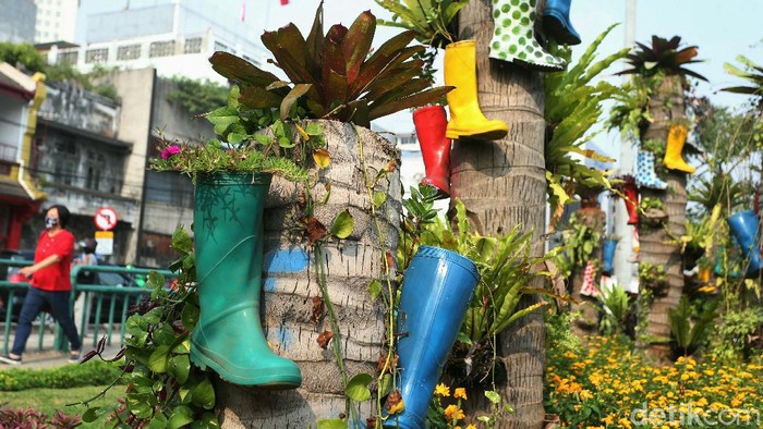 Keren, Taman di Kota Tua Dipasangi Pot Sepatu Boot Selain terlihat asri, taman di kawasan Kota Tua, Jakarta, terlihat keren dan unik. Taman tersebut dilengkapi pot bunga yang terbuat dari sepatu boot.