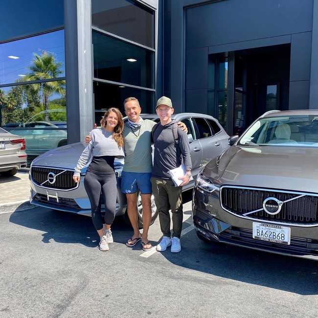 Setelah mendapatkan ramuan terbaik untuk smoothie organik yang menyehatkan, Khalil tak lupa berbagi ke sesama. Ia mulai mempekerjakan anak-anak dari komunitas lokal untuk menciptakan lingkungan yang aman, menyenangkan, dan jauh dari narkoba agar merek bisa tumbuh dengan baik. Foto: Instagram @khalilrafati