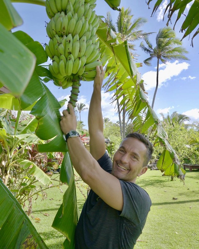 Setelah menemukan ramuan jus tersebut, Khalil lalu memberi perhatian lebih pada nutrisi yang terkandung di dalamnya. Pada saat itu, ia pun mulai membangun jiwa kewirausahaan dengan membeli CD dan DVD motivator Tony Robbins. Dari situ, Khalil mulai belajar untuk mendirikan usaha dengan bantuan sejumlah pihak hingga pergi ke Amerika Utara, India, dan Indonesia untuk mencari nutrisi terbaik. Foto: Instagram @khalilrafati