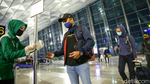 PT Angkasa Pura I, pengelola Bandara Ngurah Rai Denpasar, Bali melonggarkan persyaratan bagi penumpang yang ingin melakukan perjalanan udara. Pelonggaran persyaratan penerbangan ini berlaku mulai Minggu, 5 Juli 2020 lalu. PT Angkasa Pura I, pengelola Bandara Ngurah Rai Denpasar, Bali melonggarkan persyaratan bagi penumpang yang ingin melakukan perjalanan udara. Pelonggaran persyaratan penerbangan ini berlaku mulai Minggu, 5 Juli 2020 lalu.