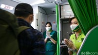 Calon penumpang juga harus mengisi kartu kewaspadaan kesehatan dan mengunduh dan mengaktifkan aplikasi Peduli Lingungi di perangkat telepon selular.