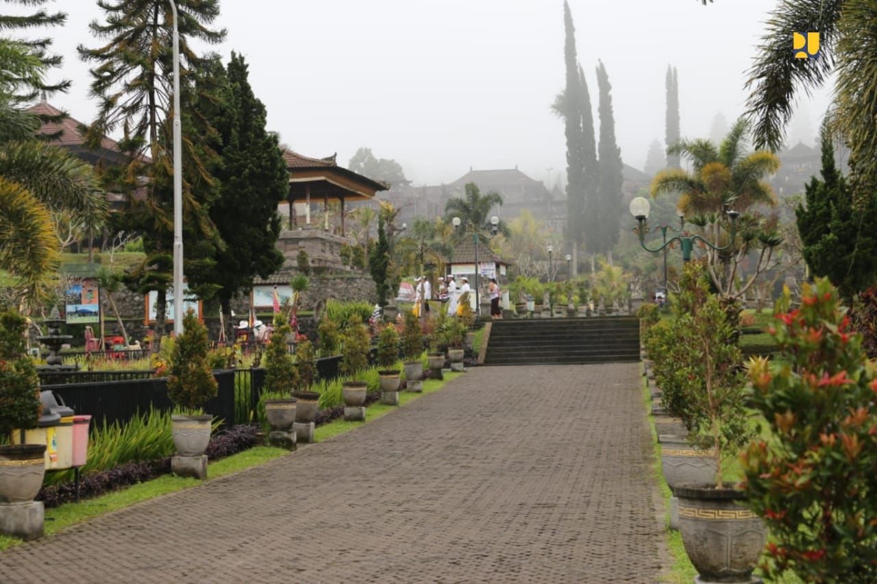 Pemerintah akan melakukan penataan kawasan suci Pura Besakih di Bali. Dana yang disiapkan pemerintah mencapai Rp 1 triliun.