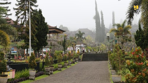 Pemerintah akan melakukan penataan kawasan suci Pura Besakih di Bali. Dana yang disiapkan pemerintah mencapai Rp 1 triliun.