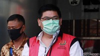 Selain Hendrisman, Komisaris Utama PT Trada Alam Minera Tbk (TRAM) Heru Hidayat juga turut menjalani pemeriksaan di gedung KPK, Jakarta.