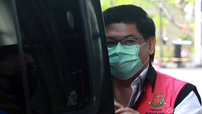 Dua terdakwa kasus Jiwasraya diperiksa KPK. Keduanya diperiksa terkait kasus dugaan korupsi pengelolaan keuangan dan dana investasi PT Asuransi Jiwasraya.