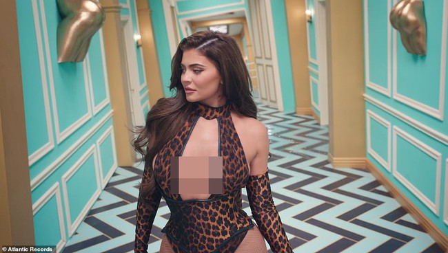 Kylie Jenner muncul secara tak terduga sebagai model video klip. Berjalan di lorong warna pastel bak dunia Alice In Wonderland, ia tampil superseksi. Foto: Dok. Atlantic Records
