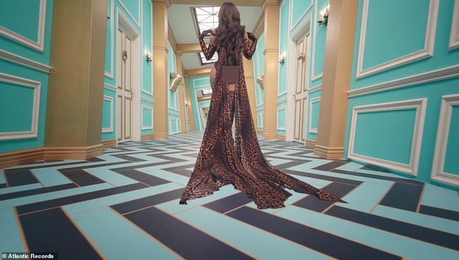 Kesan glamor datang dari cape yang menjuntai menyentuh lantai saat ia berjalan. Foto: Dok. Atlantic Records