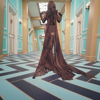 Kesan glamor datang dari cape yang menjuntai menyentuh lantai saat ia berjalan. Foto: Dok. Atlantic Records