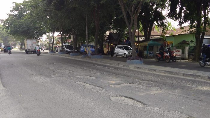 Lubang di Jalan TB Simatupang